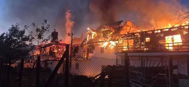 UPDATE - Incendiu puternic la un complex turistic din municipiul Petroşani/ Pompierii intervin cu şase autospeciale/ Cinci persoane au ieşit din clădire/ Nu sunt victime