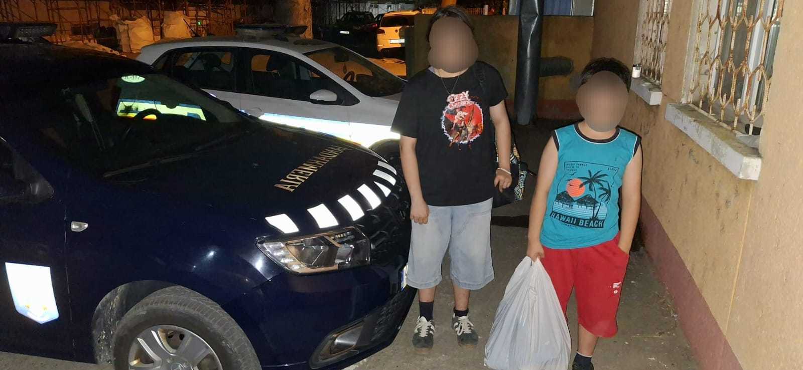 Ialomiţa: Doi băieţi care au plecat în miezul nopţii de la bunici spre mama lor, găsiţi de jandarmi în gara din Feteşti