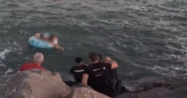 Două persoane care se aflau pe un colac şi care fuseseră luate de curenţi, în apropierea unei plaje din Constanţa, ajutate de jandarmi să ajungă la mal - VIDEO