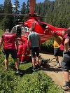 UPDATE - Intervenţie a salvamontiştilor în Bucegi, pentru preluarea unei persoane care acuză dureri în piept şi frisoane / A fost preluată de un elicopter SMURD şu dusă la spital - FOTO
