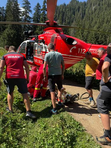 UPDATE - Intervenţie a salvamontiştilor în Bucegi, pentru preluarea unei persoane care acuză dureri în piept şi frisoane / A fost preluată de un elicopter SMURD şu dusă la spital - FOTO