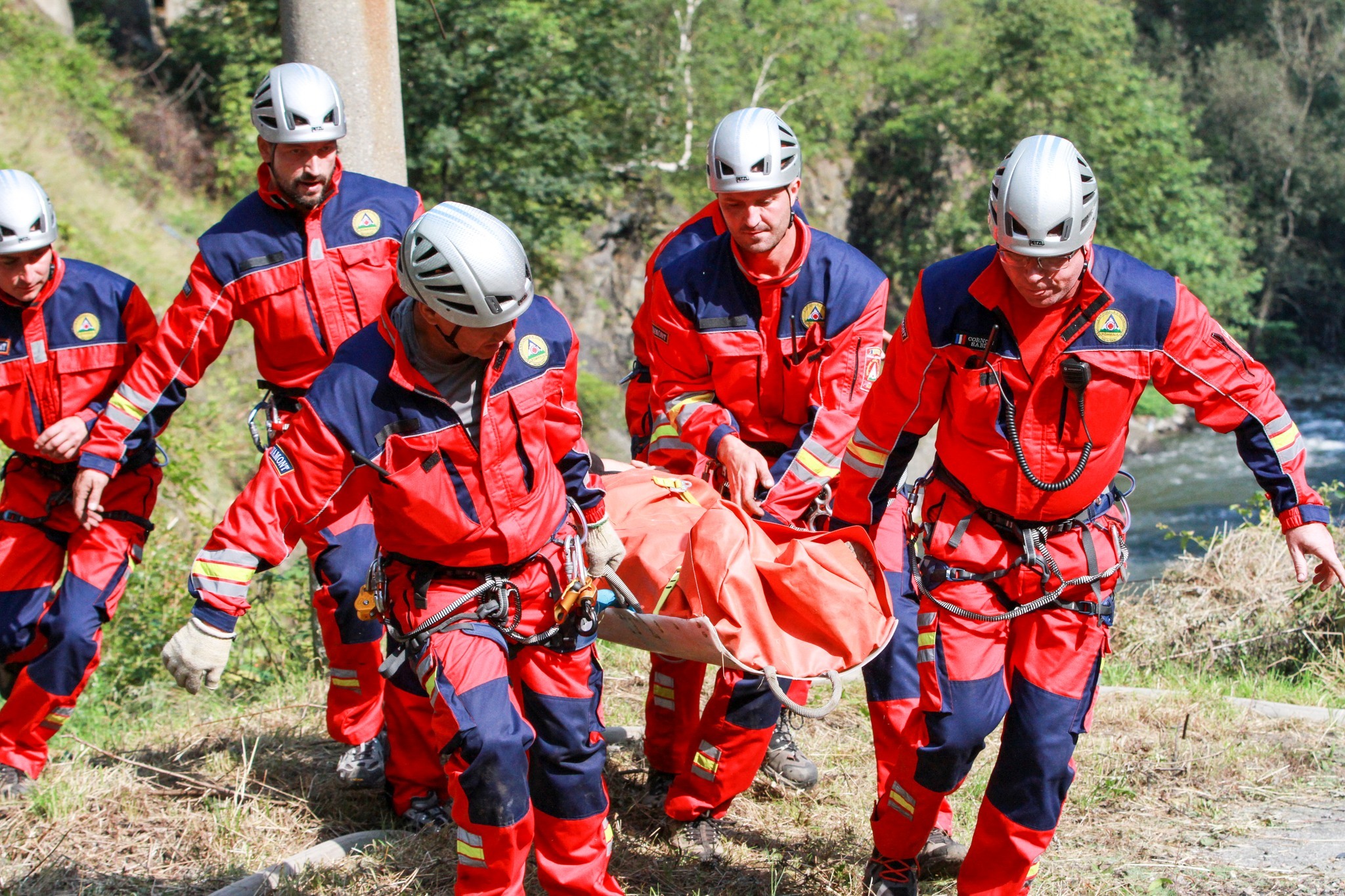 Intervenţie a Salvamont Maramureş pentru salvarea unui tânăr ucrainean aflat de patru nopţi pe munte, deshidratat şi în hipotermie 