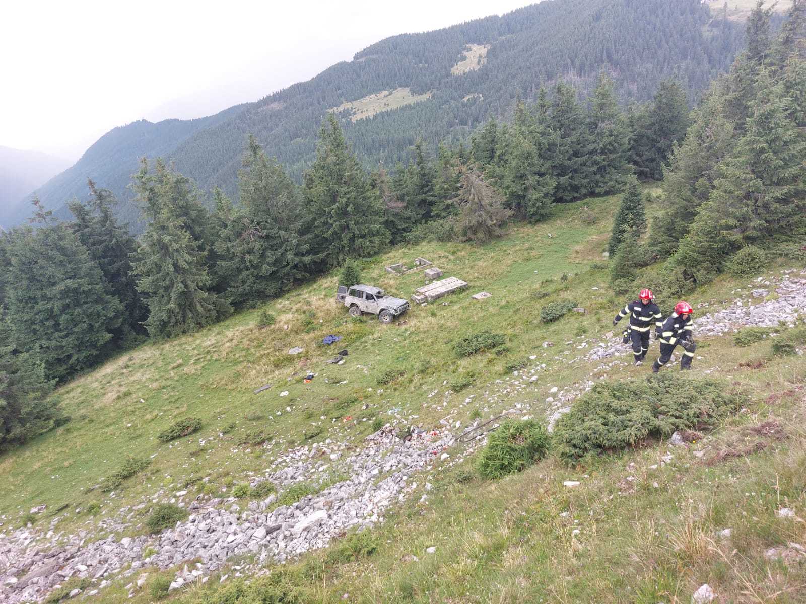 Maramureş: Şase persoane, rănite după ce o maşină de teren s-a răsturnat pe un traseu montan