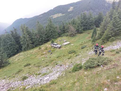 Maramureş: Şase persoane, rănite după ce o maşină de teren s-a răsturnat pe un traseu montan