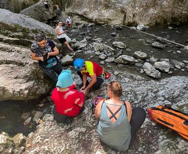 Alba: Fetiţă de 11 ani, accidentată pe Cheile Râmeţului. Intervenţia Salvamont, îngreunată de numărul mare de turişti aflaţi pe traseu
