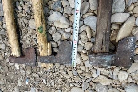 Dâmboviţa: Cuţite, topoare şi coase, descoperite la doi bărbaţi, la un târg tradiţional de organizat de Sfânta Maria, în localitatea Corneşti. Unul dintre ei este minor