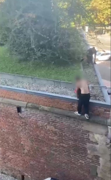 Bărbat care ameninţa că se aruncă de pe clădirea Bastionului din Timişoara, oprit de jandarmi - VIDEO 