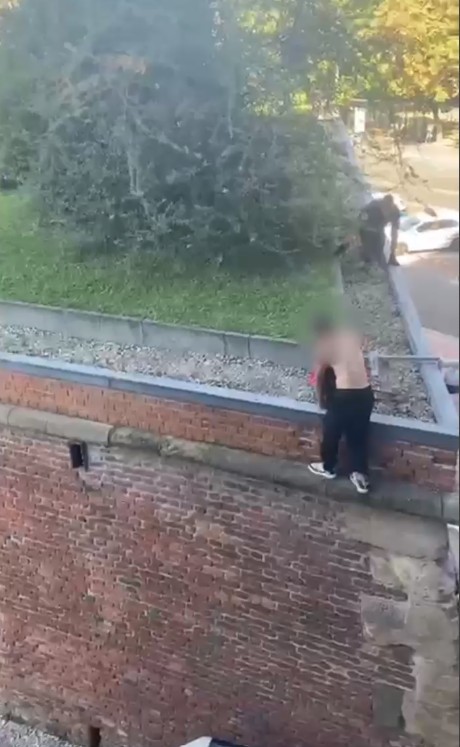 Bărbat care ameninţa că se aruncă de pe clădirea Bastionului din Timişoara, oprit de jandarmi - VIDEO 