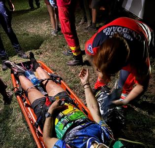 UPDATE - Hunedoara: Parapantist rămas agăţat de o stâncă, după o aterizare forţată, la Măgura Uroiului/ Bărbatul a fost coborât de pompierii alpinişti şi va fi transportat la spital - FOTO