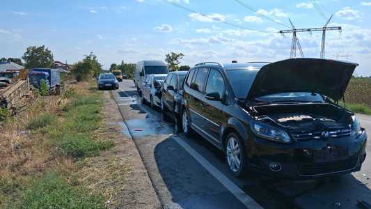 Accident în lanţ, cu şase autovehicule, pe DN 6, în judeţul Giurgiu. Patru persoane au fost duse la spital - FOTO
