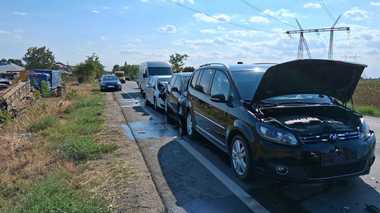 Accident în lanţ, cu şase autovehicule, pe DN 6, în judeţul Giurgiu. Patru persoane au fost duse la spital - FOTO
