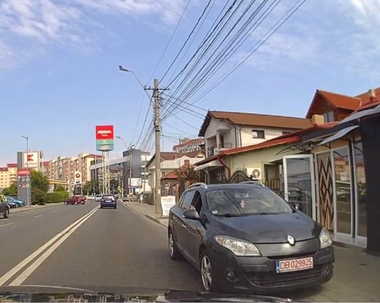 Dâmboviţa: Şofer sancţionat cu peste 1.800 de lei şi cu puncte de penalizare după ce imagini cu maşina sa, blocând drumul, au fost publicate online