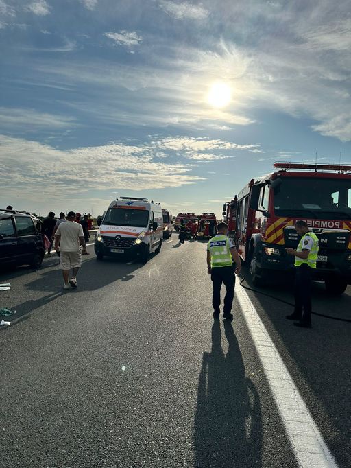 UPDATE - Accident pe A3, în apropiere de Ploieşti – Un vehicul cu opt persoane a lovit parapetul median / O victimă preluată de elicopter - FOTO