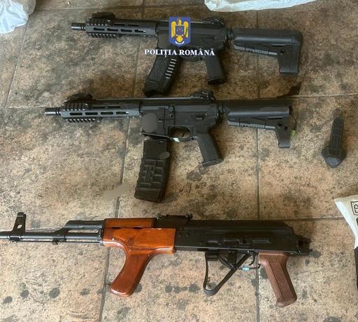 Constanţa: Bărbat cercetat după ce a furat trei arme de tip airsoft şi scule electrice dintr-o bază sportivă/ El a fost prins când încerca să vândă un produs/ Armele, găsite într-un imobil dezafectat