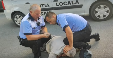 Bătrân cardiac, încătuşat şi trântit la pământ de poliţişti locali din Paşcani pentru că a refuzat să se legitimeze, după ce ar fi băut bere pe domeniul public/ Unul dintre poliţişti i-a pus genunchiul pe grumaz/ Reacţia primarului şi a Poliţiei Locale
