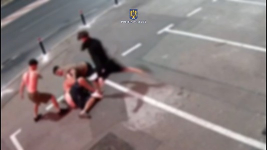 Trei tineri arestaţi preventiv, după ce au luat la bătaie un bărbat în faţa unui cazinou din Timişoara


