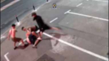 Trei tineri arestaţi preventiv, după ce au luat la bătaie un bărbat în faţa unui cazinou din Timişoara

