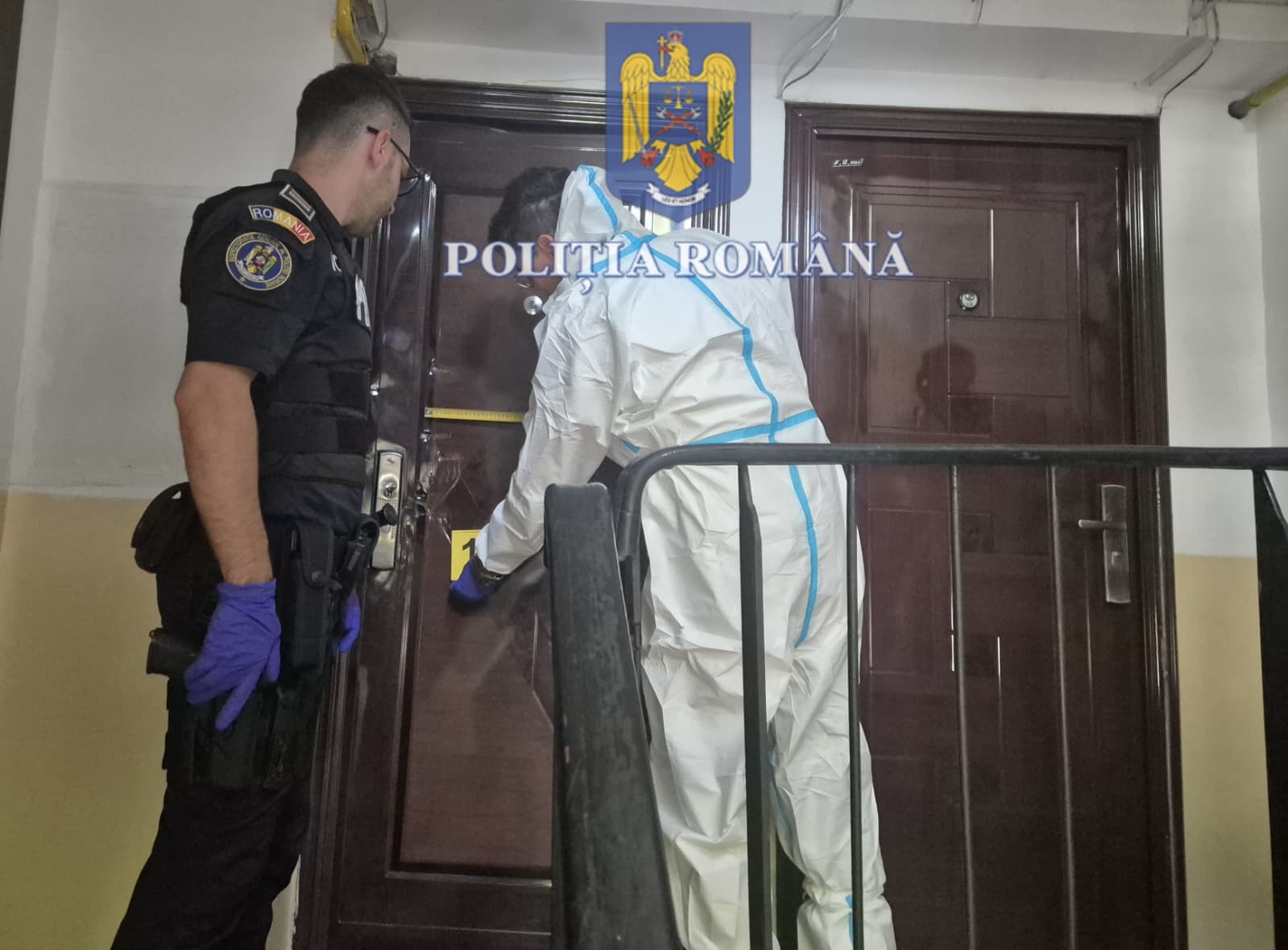 O femeie de 44 de ani a fost înjunghiată mortal de soţul ei, în Craiova, apoi bărbatul s-a închis în locuinţă / În momentul când poliţiştii au intrat în apartament, el a sărit de la etajul 1 / A fost dus în stare gravă la spital - FOTO 