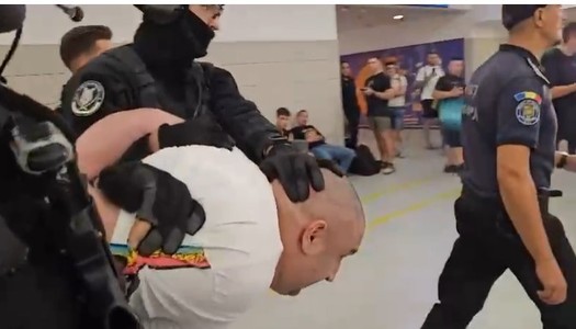 Bărbat din Suceava, urmărit internaţional pentru ultraj, tentativă de omor calificat şi trafic de persoane şi inclus în categoria Most Wanted, adus în ţară din Norvegia / În 2017, a lovit un poliţist cu o sabie în cap şi în braţ - FOTO, VIDEO