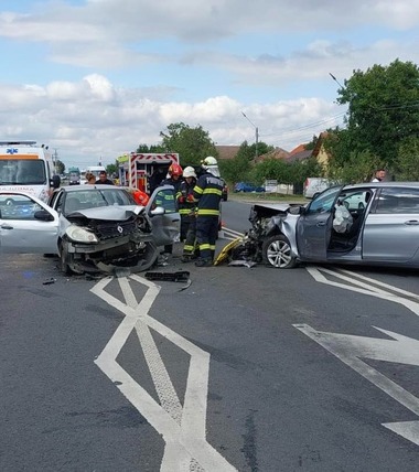 Accident cu 4 maşini lângă Timişoara/ Trei femei au fost transportate la spital - FOTO
