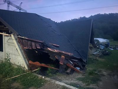 Argeş: Persoana care a murit după ce un acoperiş s-a prăbuşit, în timpul furtunii, era un tânăr de 18 ani