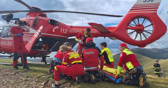 UPDATE Patru morţi, după răsturnarea unei maşini într-o prăpastie, în Albeştii de Muscel, zona montană Portăreasa/ ISU Argeş a intervenit cu mai multe echipaje/ Un bărbat de 23 de ani, rănit, dus cu elicopterul la spitalul din Braşov/ Precizări DSU FOTO