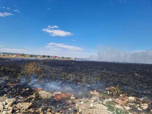 Incendiu de vegetaţie uscată, materiale plastice şi cauciucuri, la ieşirea din Craiova / Din cauza fumului dens. a fost transmis un mesaj RO-Alert / Nu se impune evacuarea persoanelor care locuiesc în apropiere - FOTO, VIDEO
