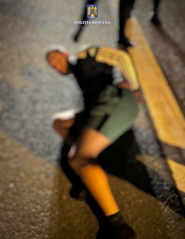 Un şofer urmărit în Ungaria a fost prins în România / El a fost oprit după aproape 50 de kilometri de la intrarea în ţară / Maşina era furată din Ungaria, iar şoferul nu avea permis de conducere - FOTO
