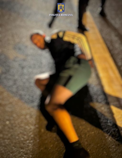 Un şofer urmărit în Ungaria a fost prins în România / El a fost oprit după aproape 50 de kilometri de la intrarea în ţară / Maşina era furată din Ungaria, iar şoferul nu avea permis de conducere - FOTO
