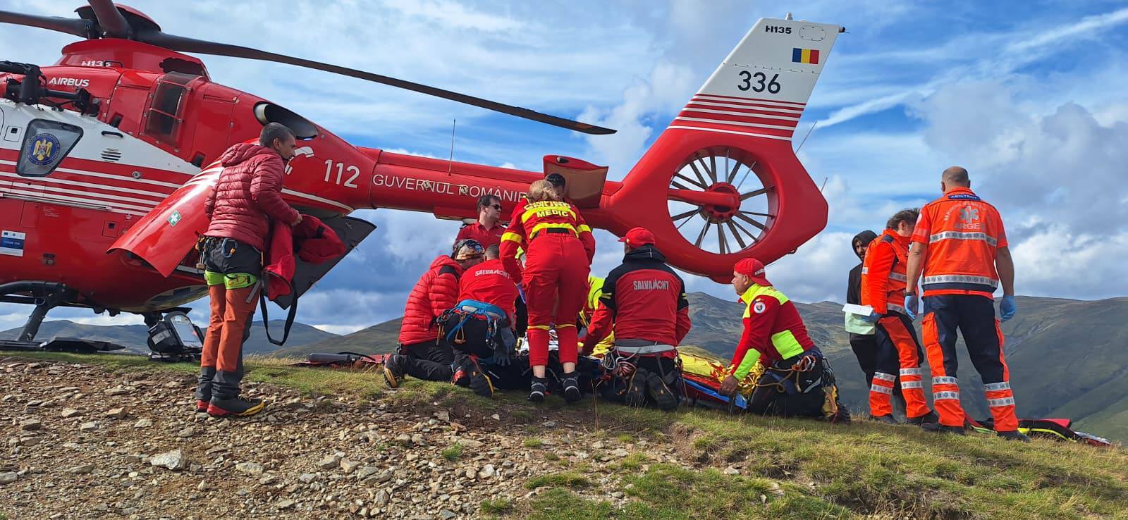 Cei patru tineri morţi după ce au căzut cu maşina în râpă, şanse nule de supravieţuire/ Leziunile, extrem de grave/ Sănduloiu: Cea mai dificilă acţiune a Salvamont/ O ipoteză, lipsa de experienţă a şoferului/ Poliţiştii reconstituie accidentul pe munte