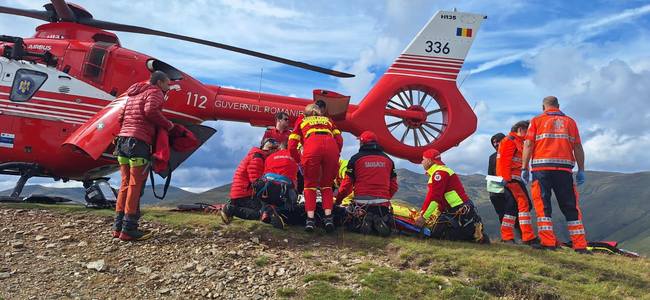 Cei patru tineri morţi după ce au căzut cu maşina în râpă,  şanse nule de supravieţuire/ Leziunile, extrem de grave/ Sănduloiu: Cea mai dificilă acţiune a Salvamont/ O ipoteză, lipsa de experienţă a şoferului/ Poliţiştii reconstituie accidentul pe munte