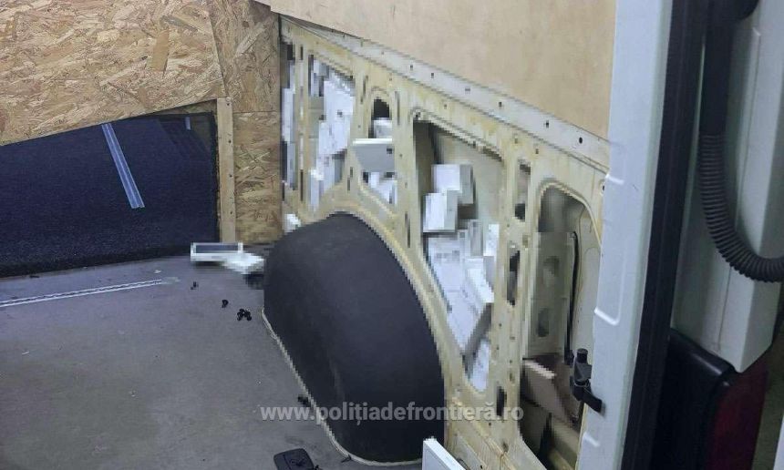 Poliţia de Frontieră: Telefoane în valoare de 700.000 lei ascunse în pereţii laterali ai unui microbuz înmatriculat în Ucraina, descoperite la Vicovu de Sus - FOTO