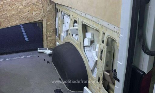 Poliţia de Frontieră: Telefoane în valoare de 700.000 lei ascunse în pereţii laterali ai unui microbuz înmatriculat în Ucraina, descoperite la Vicovu de Sus - FOTO