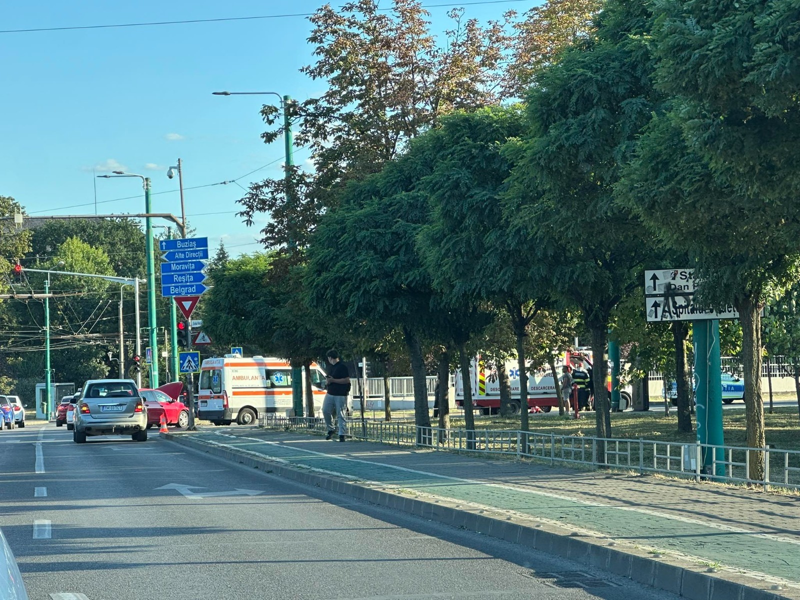 UPDATE - Timişoara: Accident în care a fost implicată o ambulanţă aflată în misiune/ Două femei şi un bebeluş de o lună, răniţi