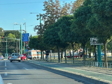 UPDATE - Timişoara: Accident în care a fost implicată o ambulanţă aflată în misiune/ Două femei şi un bebeluş de o lună, răniţi