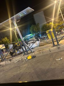 Bucureşti - Bărbat de 20 de ani, rănit, după ce a pierdut controlul volanului, iar maşina în care se afla a lovit un refugiu de tramvai şi s-a răsturnat