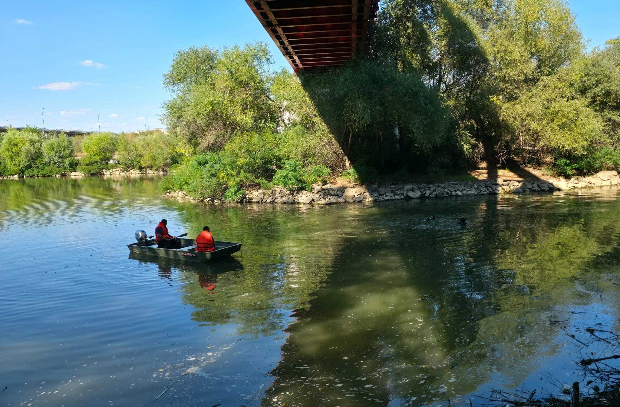 Arad: Un tânăr de 18 ani a murit, iar o fată de 16 ani s-a salvat, după ce au căzut în râul Mureş