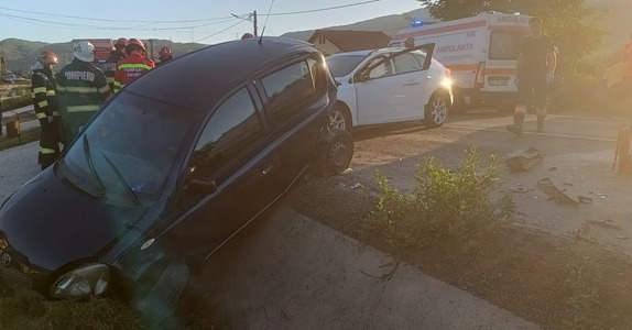 UPDATE - Vâlcea - Grav accident rutier pe DN 7, la Bujoreni - 7 persoane au fost rănite, inclusiv un copil aflat în stare gravă, care a decedat ulterior / Traficul, reluat în condiţii normale - FOTO