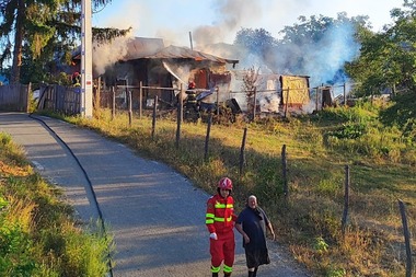 Vrancea - Incendiu la o casă din Poiana Cristei. Proprietara, o femeie de 88 de ani, a ajuns la spital cu arsuri
