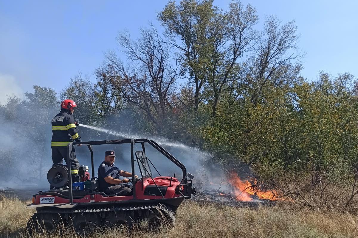Brăila: Incendiu de vegetaţie uscată, pe linia de tramvai din apropierea staţiunii Lacu Sărat