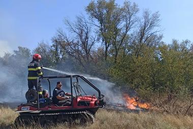 Brăila: Incendiu de vegetaţie uscată, pe linia de tramvai din apropierea staţiunii Lacu Sărat