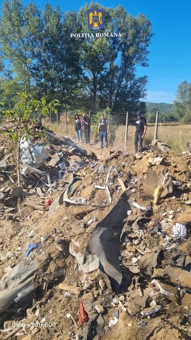 Peste 100 de tone de deşeuri, cele mai multe din construcţii, găsite pe un teren din judeţul Buzău/ Cercetările au pornit de la un dosar de înşelăciune după ce administratorul unei firme a cumpărat o macara din Constanţa, dar nu a plătit-o