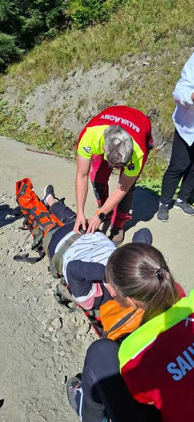 Maramureş: Turistă care s-a accidentat în timp ce se afla pe munte, în zona staţiunii Borşa, recuperată de salvamontişti