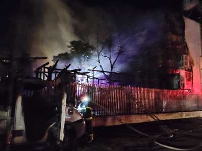 Incendiu la un restaurant din municipiul Galaţi - Construcţia a fost afectată în proporţie de 80% / Cauza probabilă, o ţigară lăsată nesupravegheată - FOTO, VIDEO