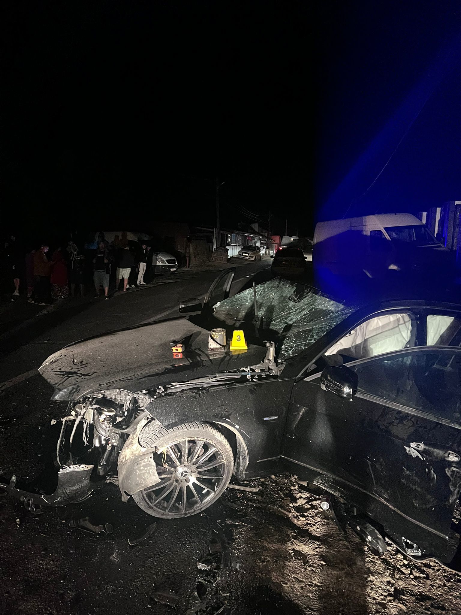 Buzău - Cinci persoane, printre care 4 adolescenţi, rănite după ce maşina în care se aflau a ieţi t în afara părţii carosabile - FOTO