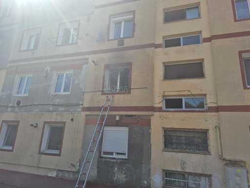 Caraş-Severin: Explozie puternică într-o cameră situată într-un cămin din Reşiţa. Două persoane au suferit arsuri. Deflagraţia, cauzată de o butelie
