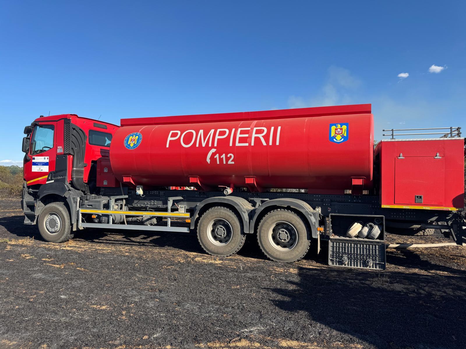 Incendiu de deşeuri şi vegetaţie în localitatea Glina, în apropiere de Bucureşti. Există risc ca focul să se extindă la locuinţe. Autorităţile au emis mesaj Ro-Alert