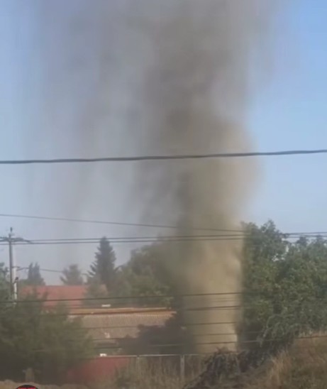 UPDATE - Ialomiţa: Aproximativ o sută de persoane dintr-un cartier din Amara, evacuate după ce o pungă de gaze a fost atinsă în timpul forărilor pentru o fântână/ Este pericol de explozie/ S-a format un crater cu diametrul de 40-50 de metri - FOTO, VIDEO