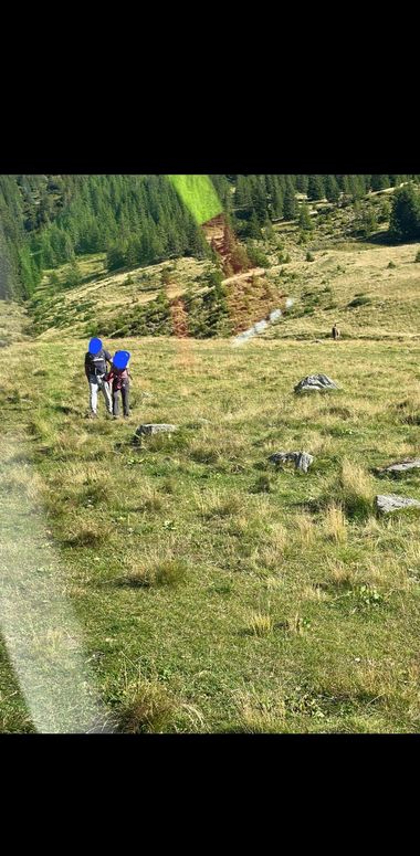 Maramureş: Doi turişti care s-au rătăcit, recuperaţi de salvamontişti şi coborâţi în siguranţă la un complex turistic