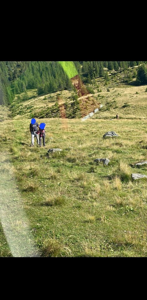 Maramureş: Doi turişti care s-au rătăcit, recuperaţi de salvamontişti şi coborâţi în siguranţă la un complex turistic